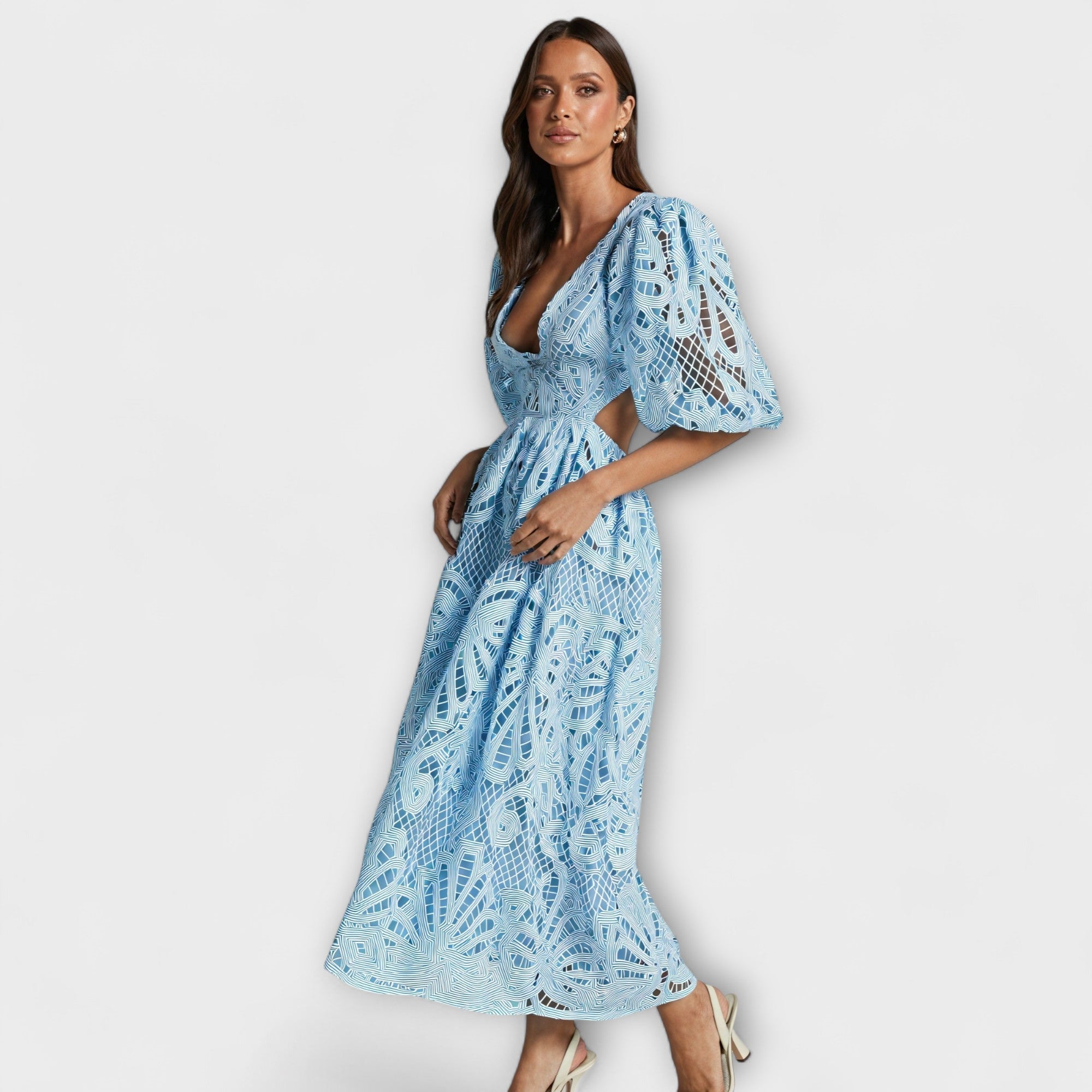 Tyylikäs mekko hienoilla yksityiskohdilla