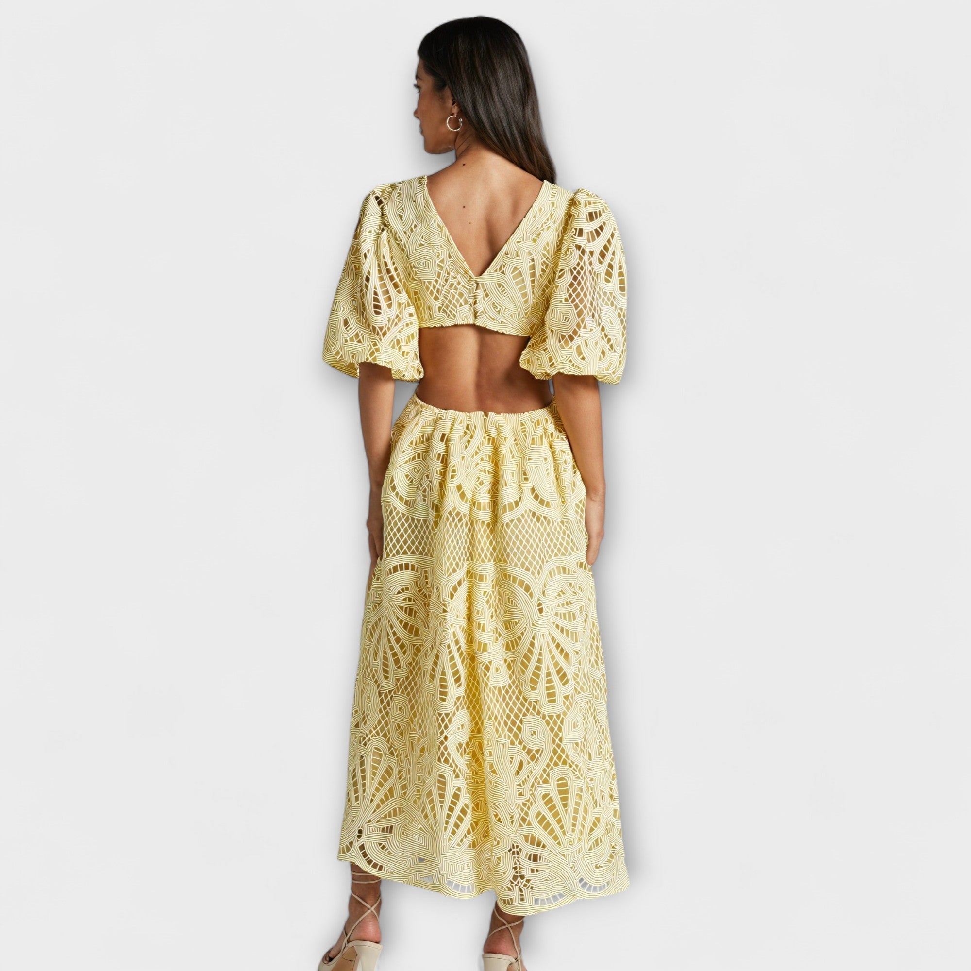 Tyylikäs mekko hienoilla yksityiskohdilla
