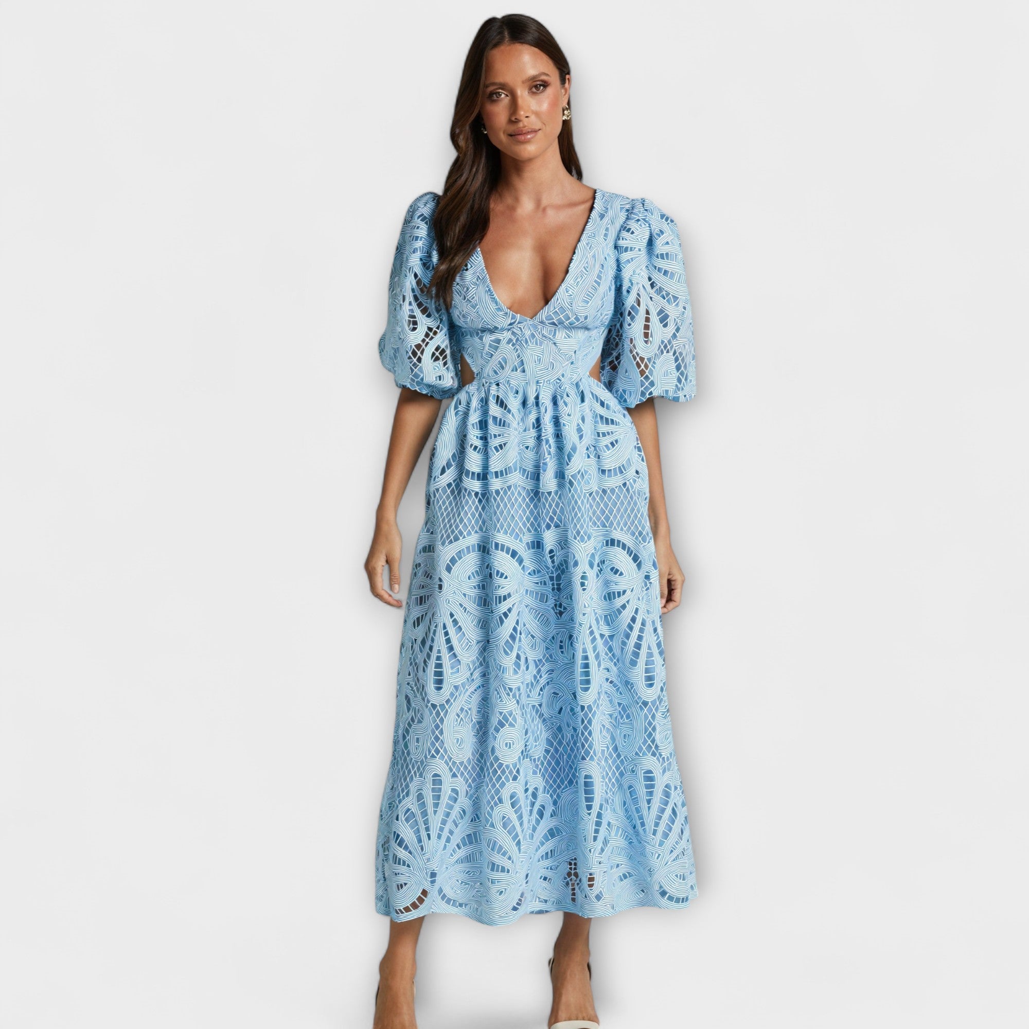 Tyylikäs mekko hienoilla yksityiskohdilla