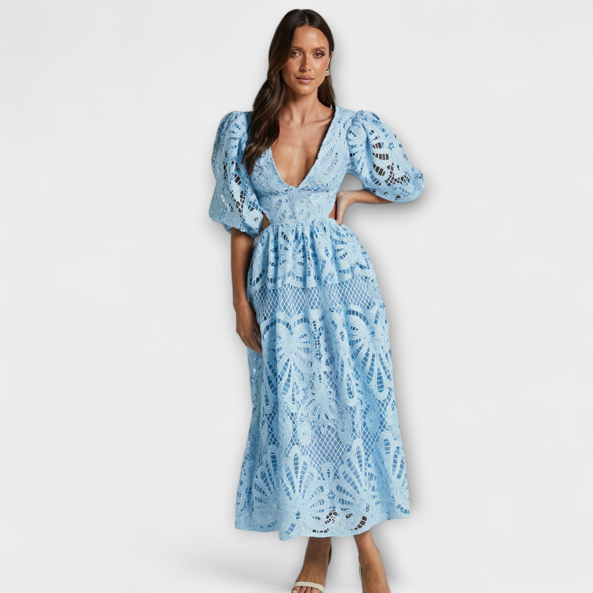 Tyylikäs mekko hienoilla yksityiskohdilla
